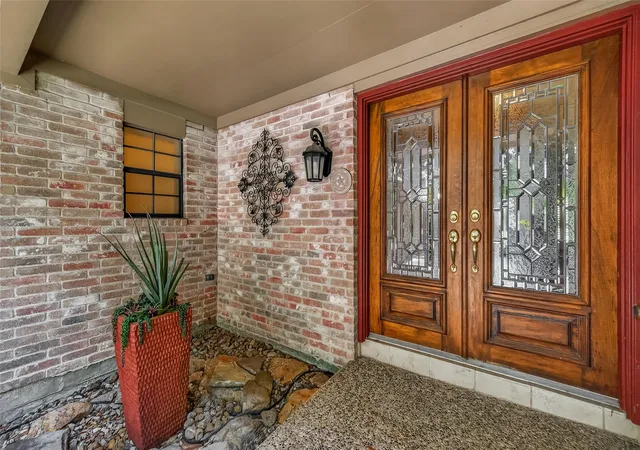 Photo 3 of Single family home for sale at 303 Longview Dr, Sugar Land, TX 77478 | MLS# 10295316 | Listing updated on 2026-09-06