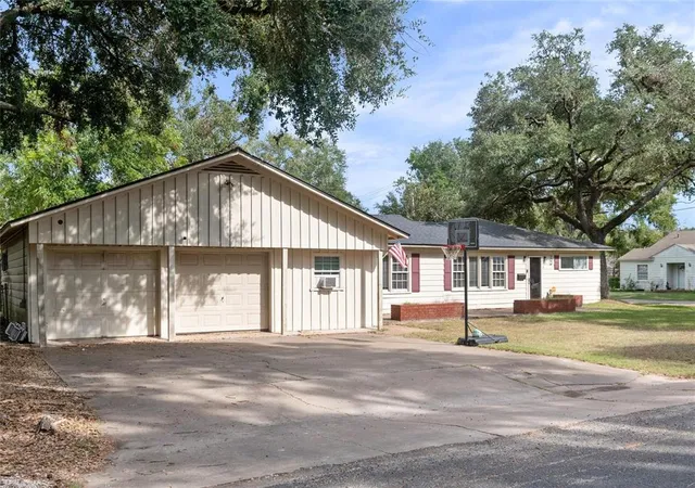 2nd image of 702 Avenue J, El Campo, TX 77437 | MLS# 68406735
