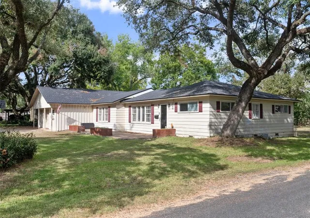 3rd image of 702 Avenue J, El Campo, TX 77437 | MLS# 68406735