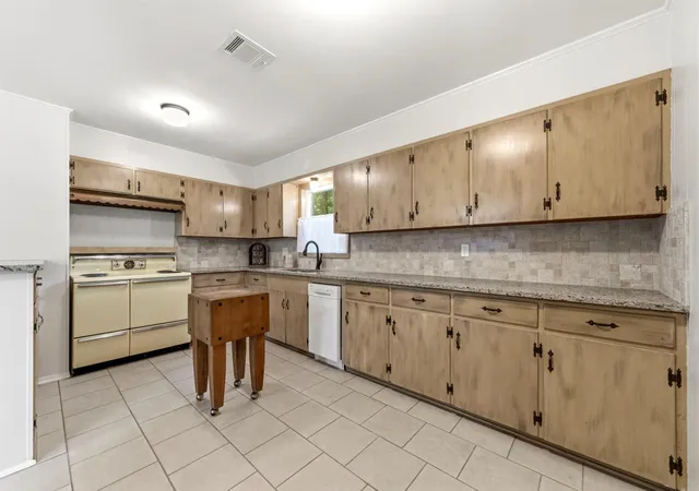 Photo 4 of Single family home for sale at 8330 Elm, Montgomery, TX 77316 | MLS# 22819548 | Listing updated on 2026-08-22