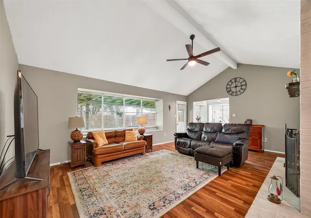 4th image of 16203 Forest Bend Ave, Friendswood, TX 77546 | MLS# 82850580