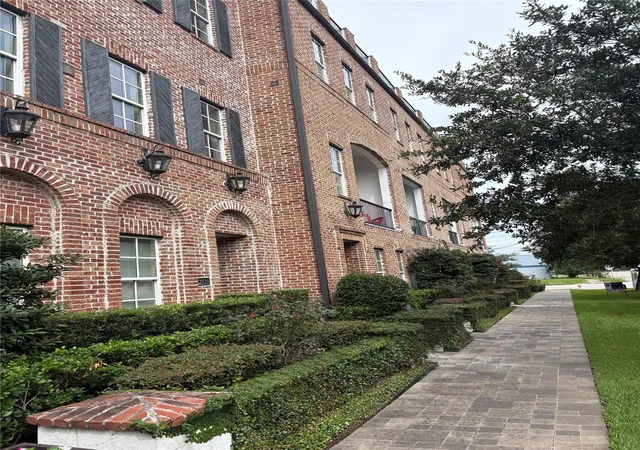 Photo 3 of Townhouse for sale at 2533 Lamar St, Houston, TX 77003 | MLS# 13648378 | Listing updated on 2026-07-24