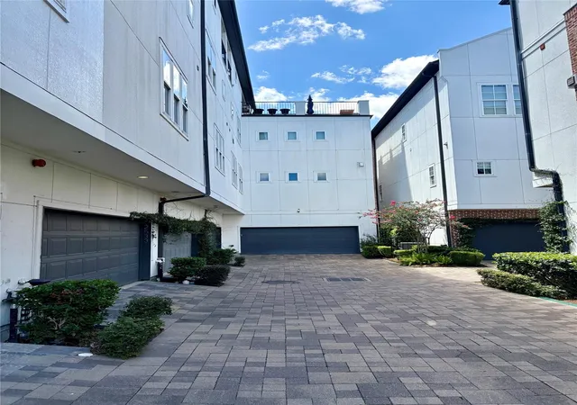 Photo 4 of Townhouse for sale at 2533 Lamar St, Houston, TX 77003 | MLS# 13648378 | Listing updated on 2026-07-24