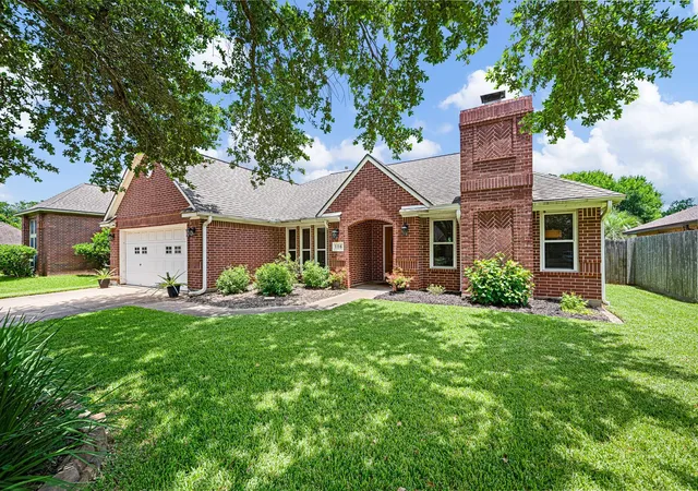 3rd image of 116 Zinnia St, Lake Jackson, TX 77566 | MLS# 23370223