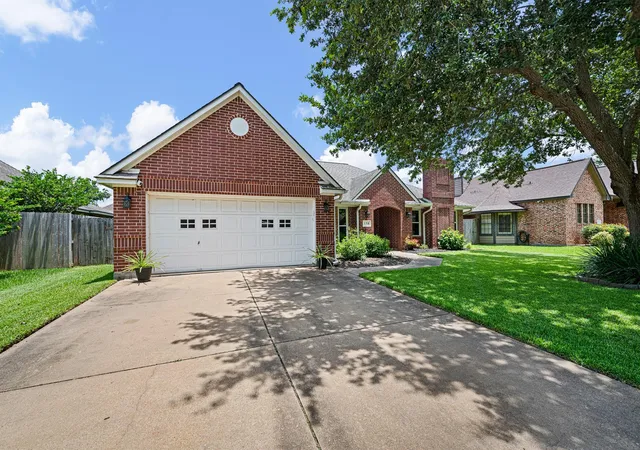 4th image of 116 Zinnia St, Lake Jackson, TX 77566 | MLS# 23370223