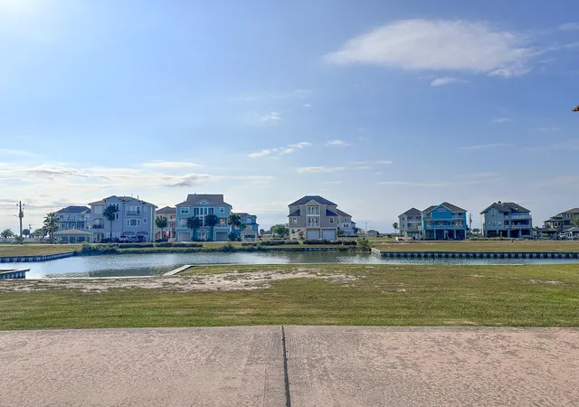 3rd image of 7 Big Torch, Hitchcock, TX 77563 | MLS# 78231357