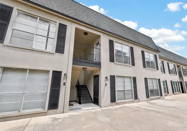 Photo 2 of Condo for sale at 1800 Stoney Brk Dr #30, Houston, TX 77063 | MLS# 46540775 | Listing updated on 2026-08-26