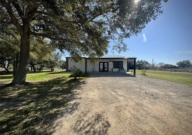 4th image of 9100 Delesandri Dr, Hitchcock, TX 77563 | MLS# 93198261