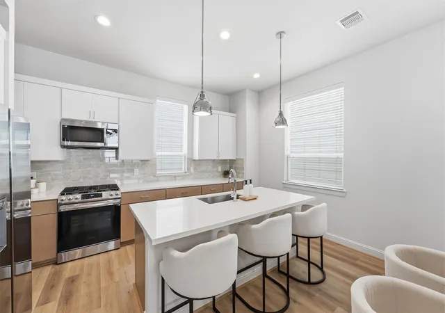 2nd image of 1806 Elysian St, Houston, TX 77026 | MLS# 93792598