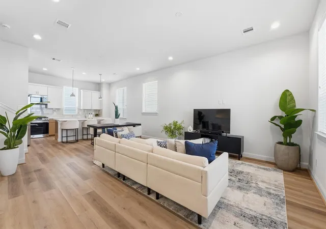Photo 3 of Single family home for sale at 1806 Elysian St, Houston, TX 77026 | MLS# 93792598 | Listing updated on 2026-09-20