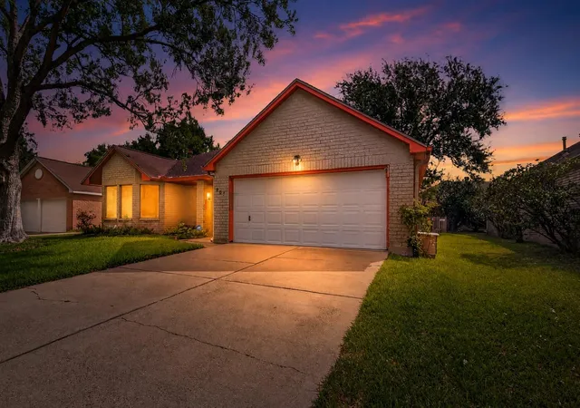 Photo 1 of Single family home for sale at 807 Forest Oaks Ln, Pearland, TX 77584 | MLS# 4766273 | Listing updated on 2026-09-02