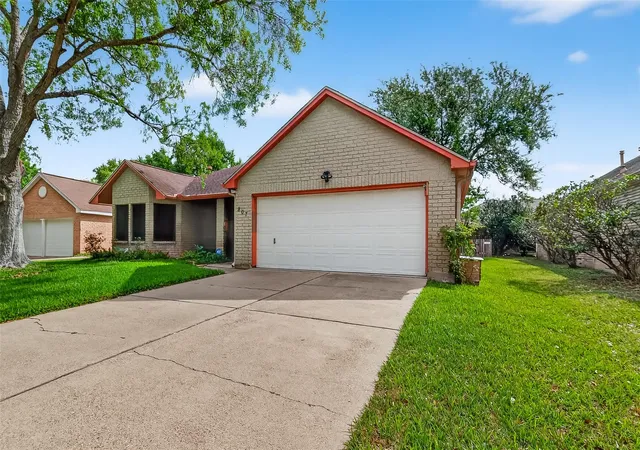 Photo 2 of Single family home for sale at 807 Forest Oaks Ln, Pearland, TX 77584 | MLS# 4766273 | Listing updated on 2026-09-02