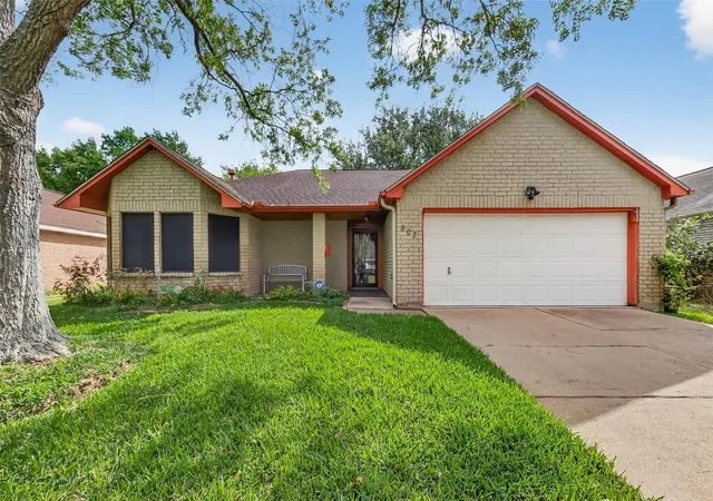 Photo 3 of Single family home for sale at 807 Forest Oaks Ln, Pearland, TX 77584 | MLS# 4766273 | Listing updated on 2026-09-02