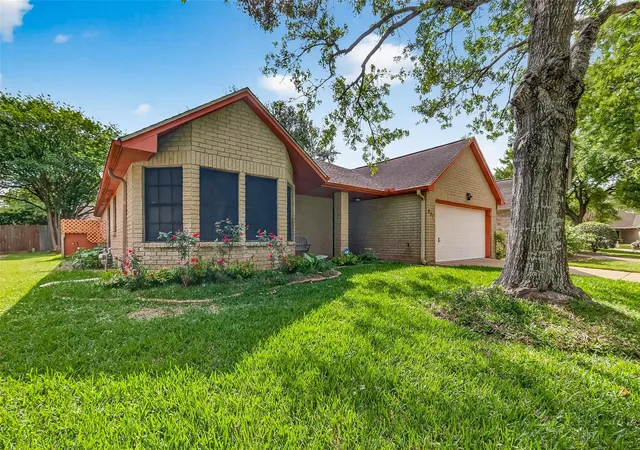 Photo 3 of Single family home for sale at 807 Forest Oaks Ln, Pearland, TX 77584 | MLS# 4766273 | Listing updated on 2026-09-02