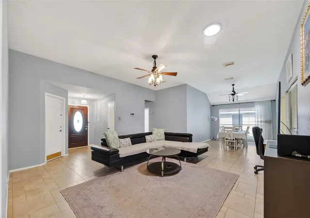 Photo 4 of Single family home for sale at 807 Forest Oaks Ln, Pearland, TX 77584 | MLS# 4766273 | Listing updated on 2026-09-02