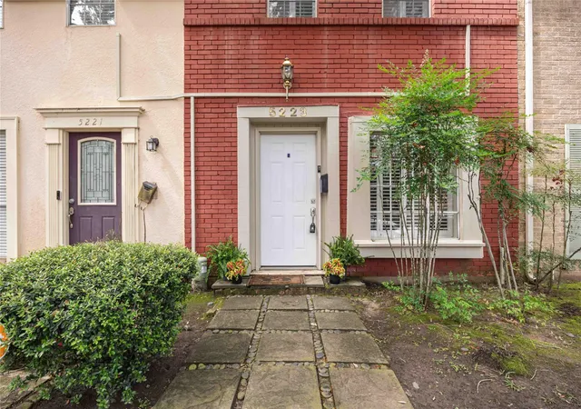 Photo 3 of Condo for sale at 5223 Arboles Dr, Houston, TX 77035 | MLS# 84480678 | Listing updated on 2026-09-21