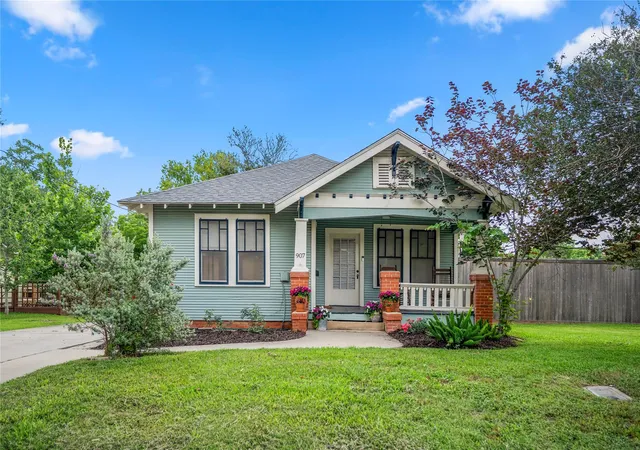 Photo 3 of Single family home for sale at 907 Clinton St, Brenham, TX 77833 | MLS# 67614019 | Listing updated on 2026-08-28