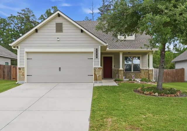 Photo 1 of Single family home for sale at 130 Emery Oak Way, Huntsville, TX 77320 | MLS# 5355231 | Listing updated on 2026-09-04