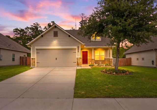 Photo 2 of Single family home for sale at 130 Emery Oak Way, Huntsville, TX 77320 | MLS# 5355231 | Listing updated on 2026-09-04