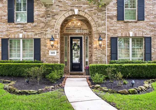 Photo 4 of Sale Pending at 5919 Majestic Pines Dr, Kingwood, TX 77345 | MLS# 16525782 | Listing updated on 2026-09-09