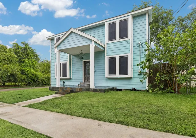 2nd image of 601 W Cleveland St, Baytown, TX 77520 | MLS# 4109563