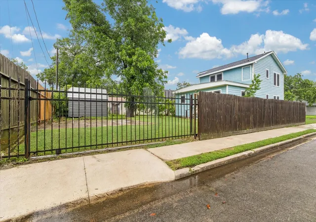 36th image of 601 W Cleveland St, Baytown, TX 77520 | MLS# 4109563