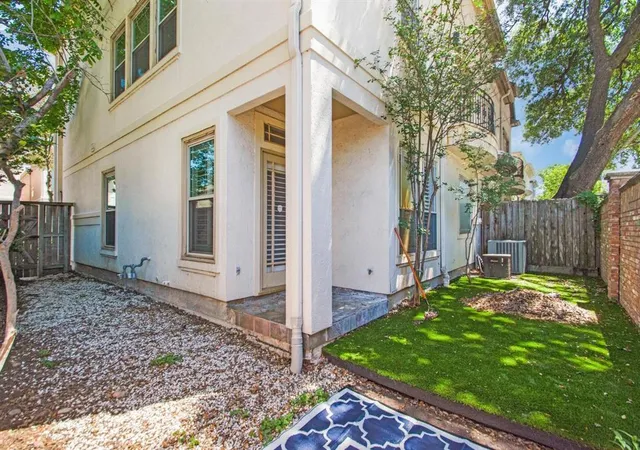 Photo 3 of Single family home for sale at 2 Milan Ests, Houston, TX 77056 | MLS# 59708170 | Listing updated on 2026-09-11