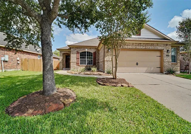 Photo 2 of Sale Pending at 2886 Milano Ln, League City, TX 77573 | MLS# 13690562 | Listing updated on 2026-09-08