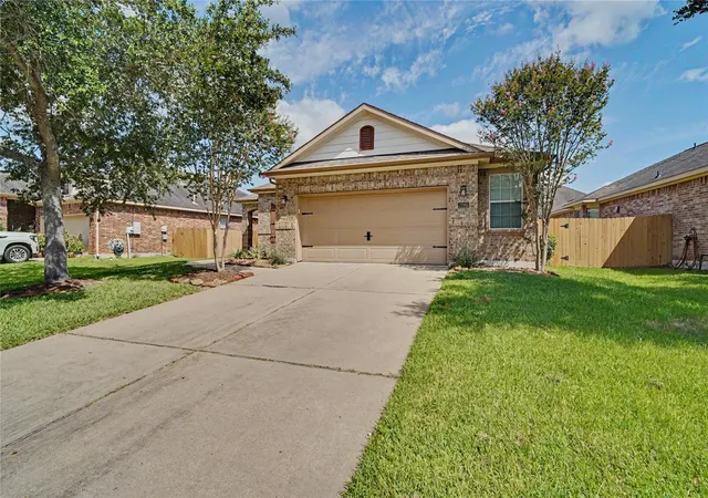 Photo 3 of Sale Pending at 2886 Milano Ln, League City, TX 77573 | MLS# 13690562 | Listing updated on 2026-09-08