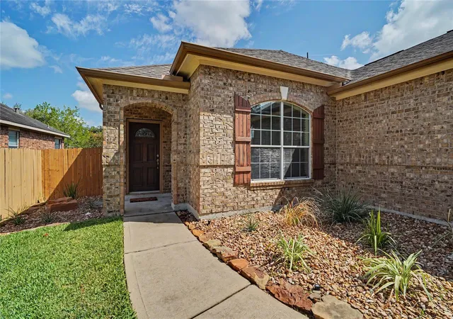 Photo 3 of Sale Pending at 2886 Milano Ln, League City, TX 77573 | MLS# 13690562 | Listing updated on 2026-09-08