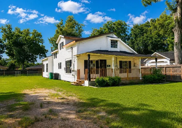 Photo 2 of Sale Pending at 222 E Southland Ave, Alvin, TX 77511 | MLS# 23789569 | Listing updated on 2026-09-14