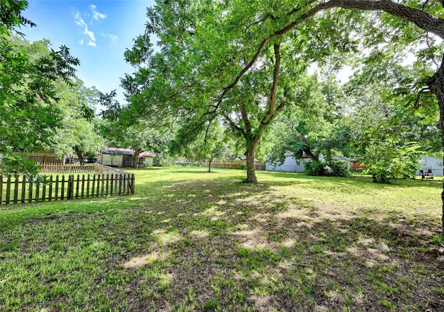 23rd image of 725 S Market St, Flatonia, TX 78941 | MLS# 41228733