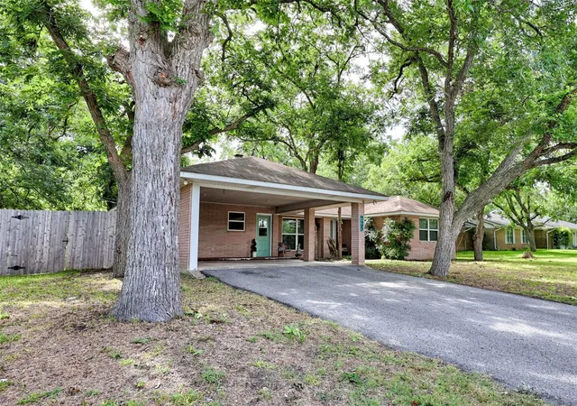 Photo 3 of Single family home for sale at 725 S Market St, Flatonia, TX 78941 | MLS# 41228733 | Listing updated on 2026-08-24