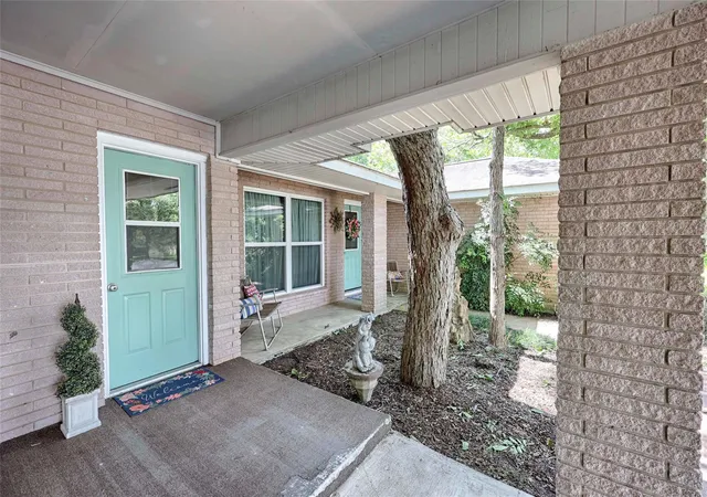 Photo 4 of Single family home for sale at 725 S Market St, Flatonia, TX 78941 | MLS# 41228733 | Listing updated on 2026-09-26