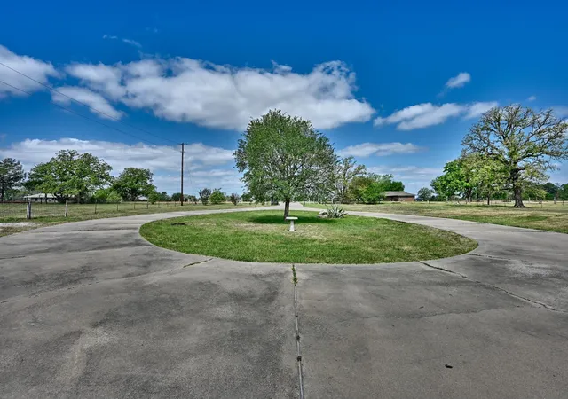Homes for sale in Giddings, TX | 350 Owl Creek Rd, Giddings, TX 78942 | MLS# 68276005