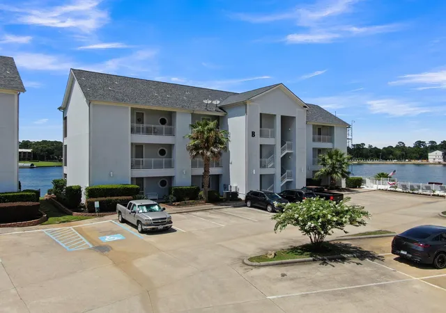 Homes for sale in Montgomery, TX | 168 Lake Pt Blvd, Montgomery, TX 77356