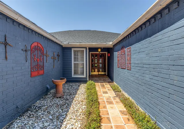 Photo 3 of Single family home for sale at 1330 Beaujolais Ln, Houston, TX 77077 | MLS# 12132871 | Listing updated on 2026-08-19