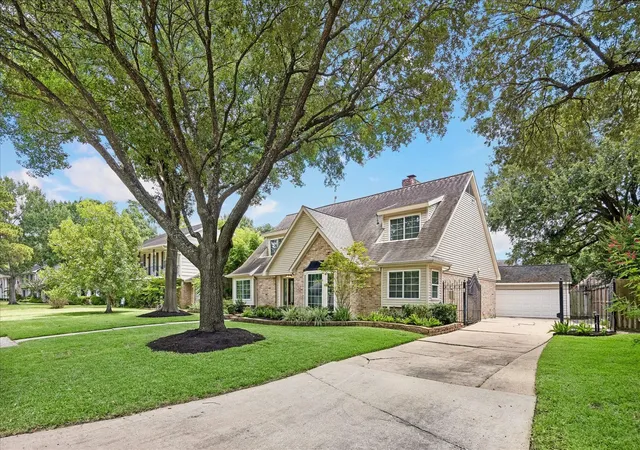 Photo 3 of Single family home for sale at 11007 Ella Lee Ln, Houston, TX 77042 | MLS# 57488050 | Listing updated on 2026-09-13
