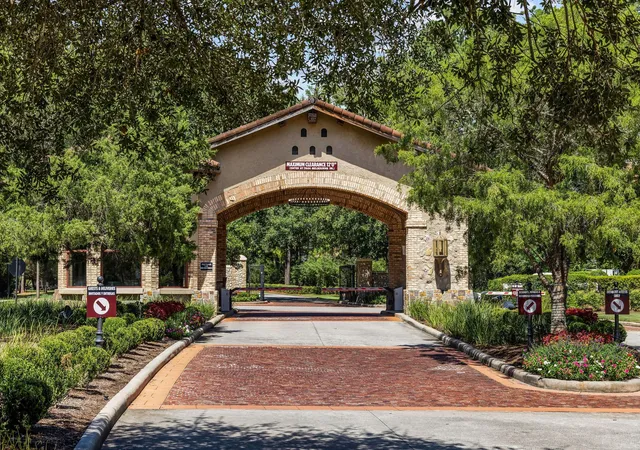 Photo 10 of Sale Pending at 34 Kingscote Wy, Spring, TX 77382 | MLS# 17921576 | Listing updated on 2026-09-01