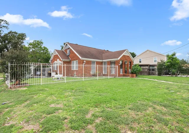 3rd image of 5201 Irvington Blvd, Houston, TX 77009 | MLS# 80509446
