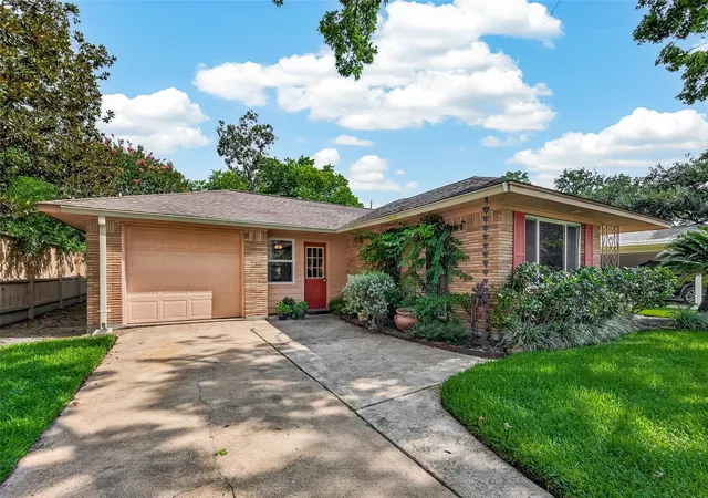 Photo 1 of Sale Pending at 2126 Lamonte Ln, Houston, TX 77018 | MLS# 27476028 | Listing updated on 2026-08-26
