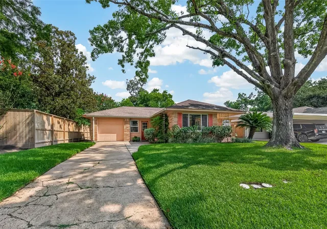 Photo 2 of Sale Pending at 2126 Lamonte Ln, Houston, TX 77018 | MLS# 27476028 | Listing updated on 2026-08-26