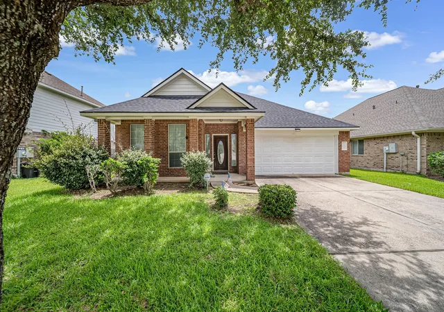 Single family home for sale at 6533 Cyn Mist Ln, Dickinson, TX 77539 | MLS# 10991371