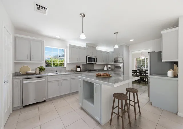 Photo 3 of Single family home for sale at 2527 S San Antonio St, Pearland, TX 77581 | MLS# 3360744 | Listing updated on 2026-09-13