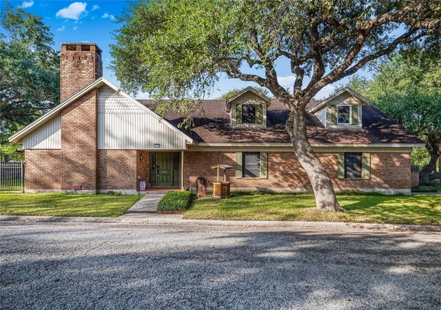 Photo 1 of Sale Pending at 605 W Forrest St, Victoria, TX 77901 | MLS# 26240448 | Listing updated on 2026-09-16