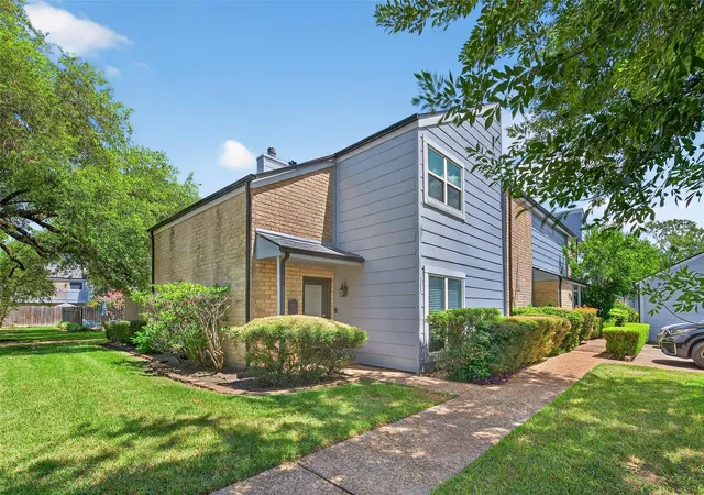 Photo 2 of Townhouse for sale at 723 Worthshire St, Houston, TX 77008 | MLS# 25705673 | Listing updated on 2026-08-31