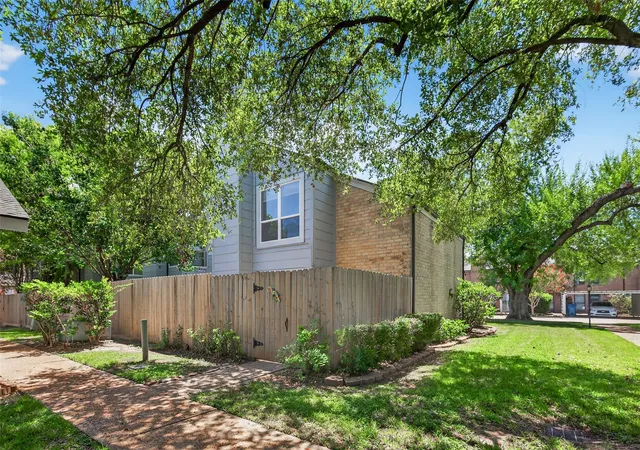 Photo 3 of Townhouse for sale at 723 Worthshire St, Houston, TX 77008 | MLS# 25705673 | Listing updated on 2026-08-31