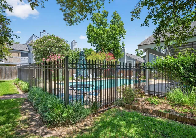 Photo 3 of Townhouse for sale at 723 Worthshire St, Houston, TX 77008 | MLS# 25705673 | Listing updated on 2026-08-31