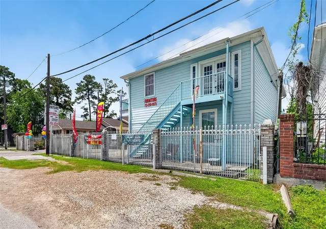 Listing Photo 4 - Condo for sale in building located at 530 Frankie St, Houston, TX 77015 - Unit #1