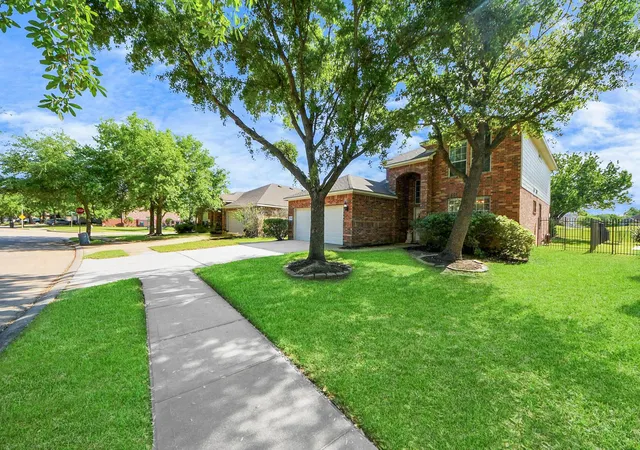 Photo 3 of Sale Pending at 10518 Lyndon Meadows Dr, Houston, TX 77095 | MLS# 34408620 | Listing updated on 2025-09-20
